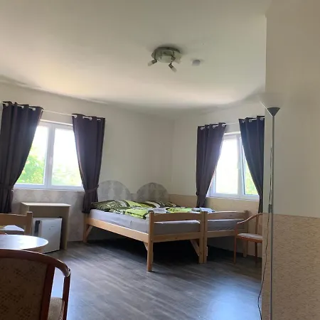 Penzion U Jezera 3*
